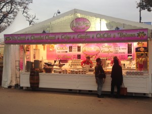 Şanzelize Noel öncesi akşamleyin ışıltılı dükkanlarla dolu